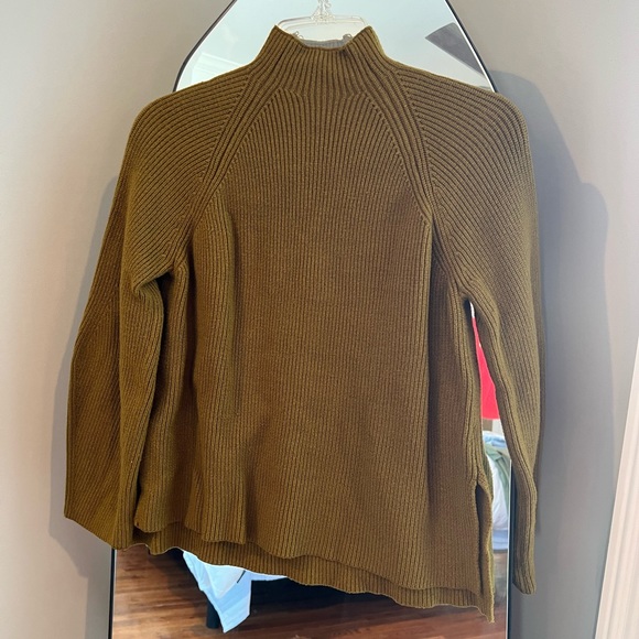 Truth | Green turtle neck with split hip hem - Picture 2 of 7